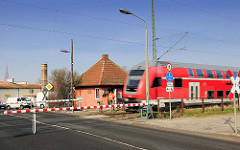 Bahnübergang Jarmener Strasse, Demmin - handbetriebene Schranken; Schrankenwärterhäuschen.