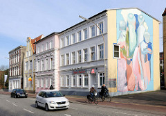 Restaurierte Gründerzeitgebäude - farbige Wandmalerei, Archtiektur in der Stadt Elmshorn, Schleswig-Holstein.
