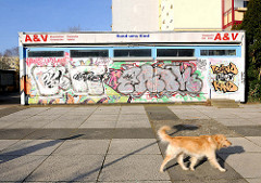 Einzelhandel in der Wohnsiedlung Rostock Lichtenhagen - Graffiti, Strassenhund.