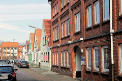 Backsteinarchitektur, Ziegelfassade - Industriearchitektur und Wohnhäuser mit Spitzdach - Catharinenstrasse in Elmshorn, Schleswig-Holstein.