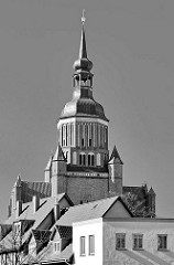 Kirchturm der Stralsunder St. Marienkirche - Hausdächer in Schwarz / Weiss.