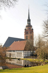 Klosterhof in Itzehoe - Nordseite der St. Laurentii Kirche - Zisterzienserinnen Kloster; erbaut Anfang des 14. Jahrhunderts. Im Vordergrund das Äbtissinnenhaus.