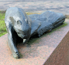 Bronzeskulptur Liegender Panter, Martin Ruwoldt im Skulpturengarten am Probstendamm in Elmshorn.