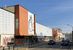 Kaufhaus, Baustil der 1960er Jahre; Strasse in der Hansestadt Demmin.