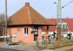 Bahnübergang Jarmener Strasse, Demmin - handbetriebene Schranken; Schrankenwärterhäuschen.