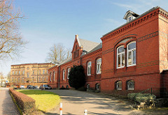 Historische Backsteinarchitektur in Itzehoe - Hauptzollamt; im Hintergrund die ehem. Gudewill-Kaserne.