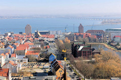 Blick auf den Strelasund -  Speichergebäude am Hafen der Hansestadt Stralsund; im Hintergrund die Rügenbrücke.