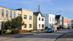 Wohnhäuser in der Köllner Chaussee, Elmshorn - unterschiedliche Architekturstile, schlichte Hausfassaden.