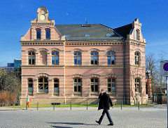 Ehemaliges Postamt Bad Doberan - Backsteinfassade; Baudenkmal der Gründerzeitarchitektur / Historismus.