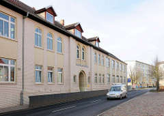 Backsteinfassade, gelbe Ziegel; Grundschule Heinrich Zille in der Hansestadt Demmin.