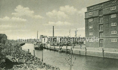 Historisches Motiv - Hafen Uetersen an der Pinnau; Schiff, Frachter am Hafenkai - Industriearchitektur.