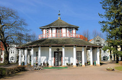 Weisser Pavillon in Bad Doberan - achteckiger Musikpavillon mit Säulenumgang, erbaut 1813.