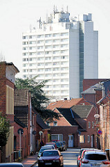 Wohnstrasse / Wohnhäuser in Itzehoe - weisses Hochhaus.