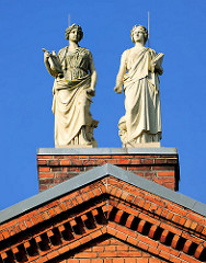 Historische Stuckfiguren auf dem Giebel vom Kaiser Karl Gymnasium in Itzehoe.