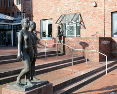 Eingang Landgericht Itzehoe - Bronzeskulpturen, nackte Frauen - "Drei Figuren in Beziehung", 1989 - Bildhauer Edgar Augustin.