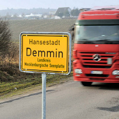 Ortschild - Ortseingang, Hansestadt Demmin, Landkreis Mecklenburgische Seenplatte, Führerhaus Lastwagen.