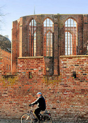 Ziegelmauer mit Radfahrer - Backstein Ruine, Kirchenbau - Fotos aus der Hansestadt Stralsund.