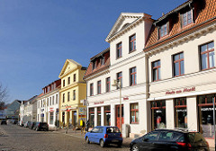 Häuserzeile - Geschäftshäuser, Wohnhäuser in Bad Doberan - restaurierte Gebäude.