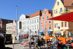 Historische Gebäude am Neuen Markt in der Hansestadt Stralsund - Kerngebiet des von der UNESCO als Weltkulturerbe anerkannten Stadtgebietes des Kulturgutes „Historische Altstädte Stralsund und Wismar“.