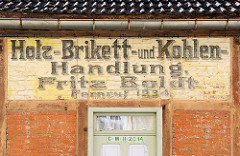 Alte Fassadenbeschriftung Holz Brikett Kohlen Handlung / Hansestadt Stralsund.