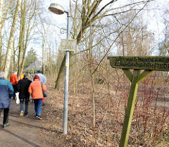 Geschnitztes Holzschild Krückau Wanderweg Elmshorn Barmstedt, Wanderer.