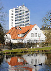 Wohnhaus beim Klosterhof in Itzehoe - im Hintergrund ein Hochhaus.