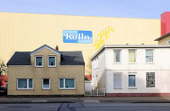 Industriehalle der Kölln-Werke in Elmshorn - schlichte Wohnhäuser / Einzelhäuser.