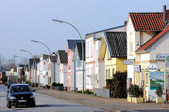Einzelhäuser mit bunter, farbiger Fassade; Wohnhäuser in der Köllner Chaussee, Elmshorn.