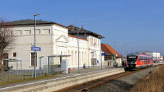 Bahnhof Bad Doberan - stehender REGIO-Zug / Klassizistische Architektur.