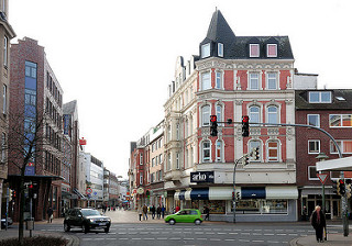 Kopfgebäude - Historismus an der Königsstrasse von Elmshorn - Fussgängerzone; im Vordergrund die Berliner Strasse.