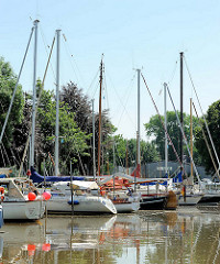 Sportboothafen an der Krückau in Elmshorn - Segelboote liegen am Steg.