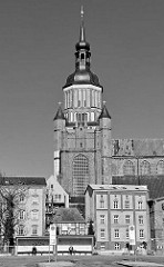 Bushaltestelle am Frankenwall, Hansestadt Stralsund - Kirchturm der St. Marienkirche.