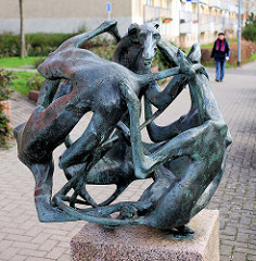 Windhunde, Bronzeskulptur - Bildhauer Walther Preik, 1975; Weststadt, Schwerin.