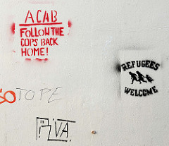 Grafitti - Wandmalerei auf einer weissen Hauswand in Rendsburg - REFUGEES WELCOME.