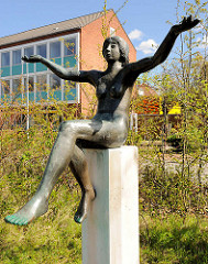 Bronzeskulptur AURORA in Rendsburg am Stadtsee; Bildhauer Fritz Fleer.