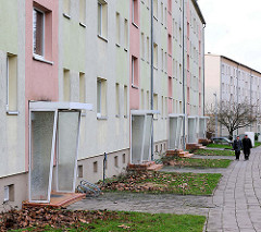 Hauseingänge - Windschutz / Regenschutz; Architektur der 1960er Jahre, Plattenbauten in der Weststadt, Schwerin.