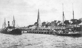 Historischer Hafen Rostock - Frachtschiff und Segelschiff, Hafenanlage mit Hafenbahn - Kirchturm der Petri Kirche.