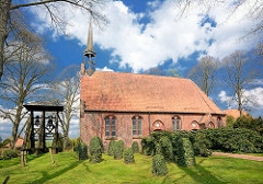 St. Johannes Kirche in Seester; Patronatskirche Kloster Uetersen; spätgotische Bau, Ursprung im 15. Jahrundert. Dachreiter mit kleiner Glocke - freistehender Glockenstuhl   aus Holz.
