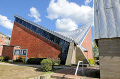 Moderne Kirchenarchitektur - Kirche St. Martin in Rendsburg.