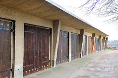 Garagen mit Holztor und Überdachung - Baustil der 1960er Jahre; Architektur in der DDR, Weststadt / Schwerin.