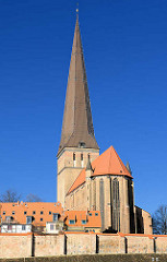 Petrikirche, Hansestadt Rostock; erbaut Mitte des 14. Jhd. / Backsteingotik; Reste der Stadtmauer.