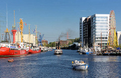 Hafenfest im Harburger Hafen - Traditionsschiffe am Kai; ehemalige Silos am Veristaskai zu Bürohausern umgenutzt.