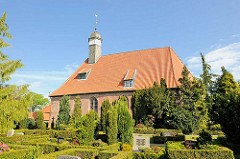 Backsteinarchitektur der Trinitatiskriche in Neuendorf - Dachreiter, welsche Haube - vergoldete Kugel / Wetterhahn.