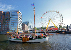 Hafenfest im Harburger Hafen - Riesenrad; Traditionssegler JOHANNA mit Fahrgästen an Bord.