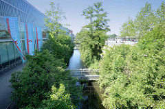 Seevekanal - historischer Wasserweg in Hamburg Harburg; lks. das Einkaufszentrum Phönixcenter.