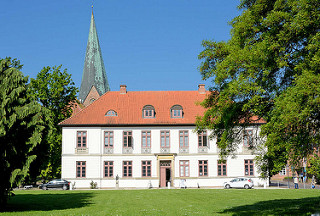 Gebäude der Eutiner Landesbibliothek im Kavaliershaus am Schlossplatz -  im Hintergrund die Stadtkirche St. Michaelis.