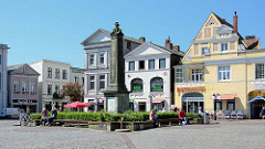 Eutiner Marktplatz - Bürgerhäuser in unterschiedlichem Architekturstil; Denkmal / Stele für die gefallenen Soldaten des deutsch-französischen Krieges 1870 / 1871.