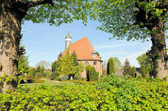 Backsteinarchitektur der Trinitatiskriche in Neuendorf.