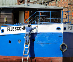 Die Flussschifferkirche in der Werft am Reiherstieg - das zum schwimmenden Gotteshaus umgebaute Binnenschiff wird für die TÜV-Abnahme in der Flint-Werft überholt.
