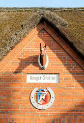 Fassade der Hengststation in Haselau - Pferdekopf und Wappen.